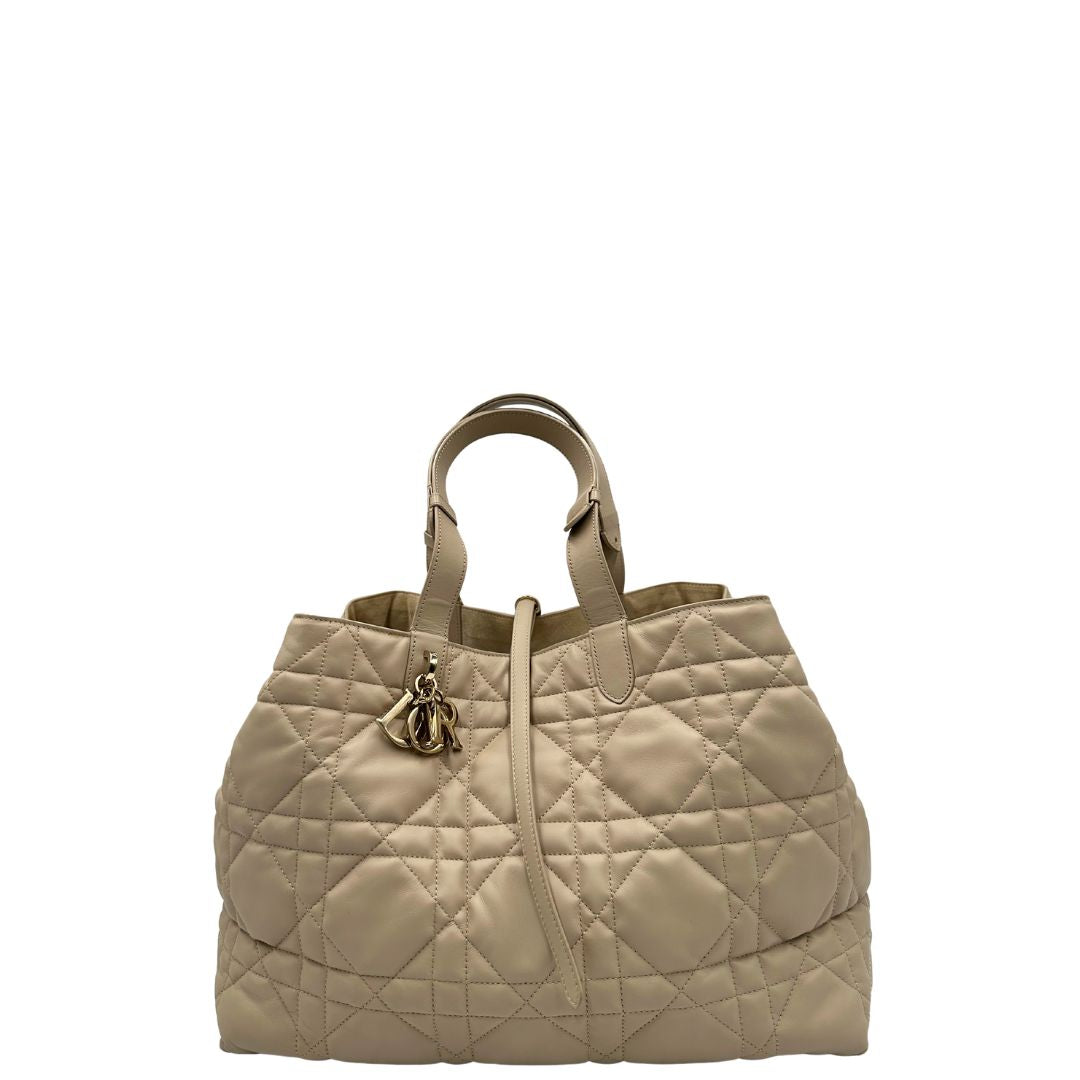 front Borsa Christian Dior in pelle beige con impunture Macrocannage e parti metalliche dorate; munita di doppi manici regolabili e una pochette estraibile; da portare a mano o a spalla. Completa di dustbag, di lusso, originale, ottime condizioni.
