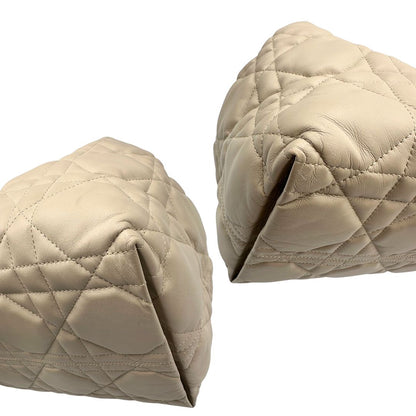 angoli Borsa Christian Dior in pelle beige con impunture Macrocannage e parti metalliche dorate; munita di doppi manici regolabili e una pochette estraibile; da portare a mano o a spalla. Completa di dustbag, di lusso, originale, ottime condizioni. 