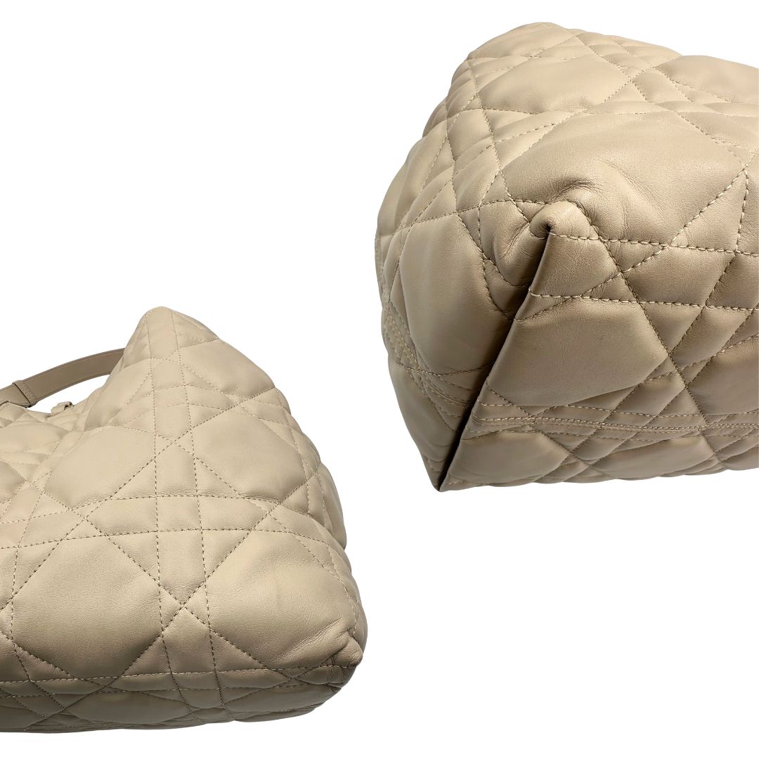 angoli Borsa Christian Dior in pelle beige con impunture Macrocannage e parti metalliche dorate; munita di doppi manici regolabili e una pochette estraibile; da portare a mano o a spalla. Completa di dustbag, di lusso, originale, ottime condizioni.