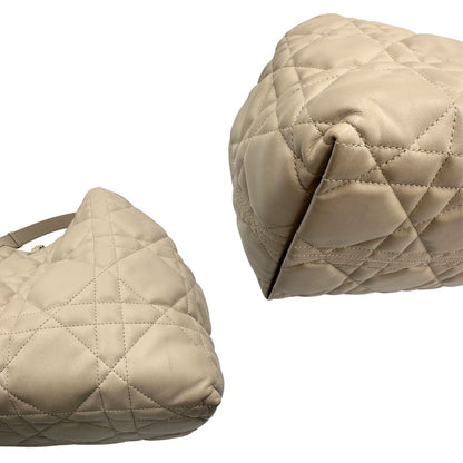 angoli Borsa Christian Dior in pelle beige con impunture Macrocannage e parti metalliche dorate; munita di doppi manici regolabili e una pochette estraibile; da portare a mano o a spalla. Completa di dustbag, di lusso, originale, ottime condizioni.