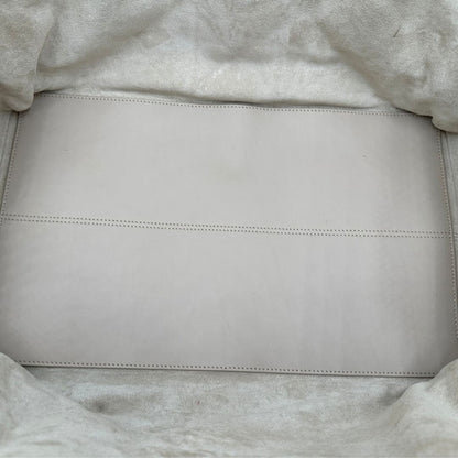interno Borsa Christian Dior in pelle beige con impunture Macrocannage e parti metalliche dorate; munita di doppi manici regolabili e una pochette estraibile; da portare a mano o a spalla. Completa di dustbag, di lusso, originale, ottime condizioni. 