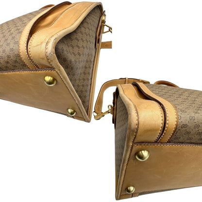 Angoli di una borsa Gucci in canvas beige GG con finiture in pelle color cammello e parti metalliche dorate, munita di doppi manici stondati e di una tracolla amovibile e regolabile. Dotata di tag porta address.