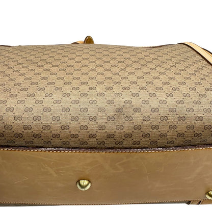 Alone della tela di una borsa Gucci in canvas beige GG con finiture in pelle color cammello e parti metalliche dorate, munita di doppi manici stondati e di una tracolla amovibile e regolabile. Dotata di tag porta address.