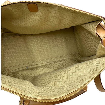 Interno di una borsa Gucci in canvas beige GG con finiture in pelle color cammello e parti metalliche dorate, munita di doppi manici stondati e di una tracolla amovibile e regolabile. Dotata di tag porta address.