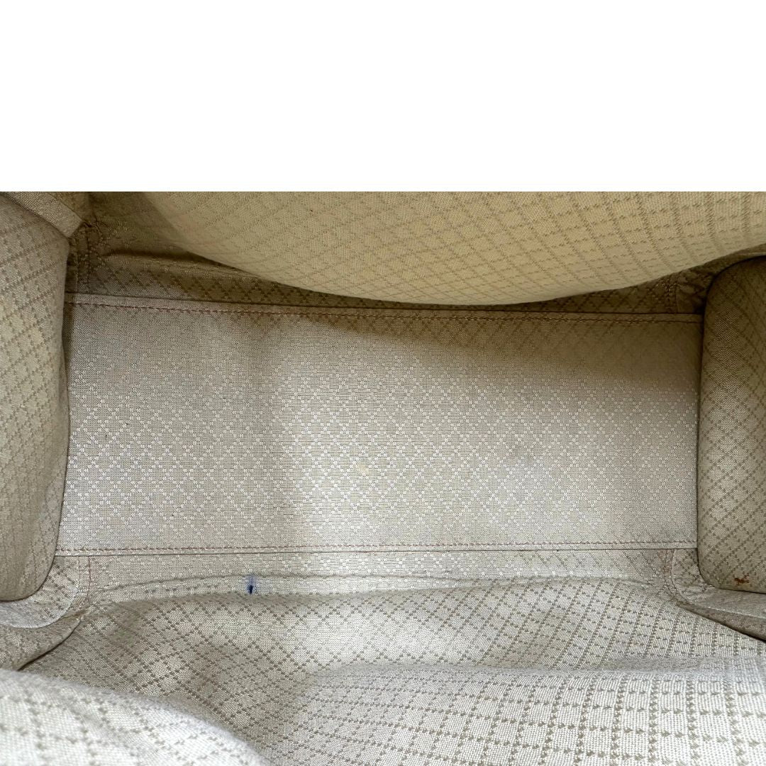 Interno di una borsa Gucci in canvas beige GG con finiture in pelle color cammello e parti metalliche dorate, munita di doppi manici stondati e di una tracolla amovibile e regolabile. Dotata di tag porta address.