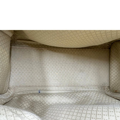 Interno di una borsa Gucci in canvas beige GG con finiture in pelle color cammello e parti metalliche dorate, munita di doppi manici stondati e di una tracolla amovibile e regolabile. Dotata di tag porta address.