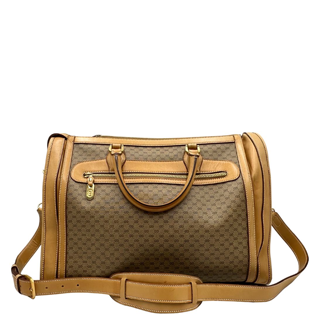 Retro di una borsa Gucci in canvas beige GG con finiture in pelle color cammello e parti metalliche dorate, munita di doppi manici stondati e di una tracolla amovibile e regolabile. Dotata di tag porta address.