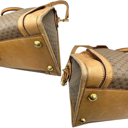 Angoli di una borsa Gucci in canvas beige GG con finiture in pelle color cammello e parti metalliche dorate, munita di doppi manici stondati e di una tracolla amovibile e regolabile. Dotata di tag porta address.