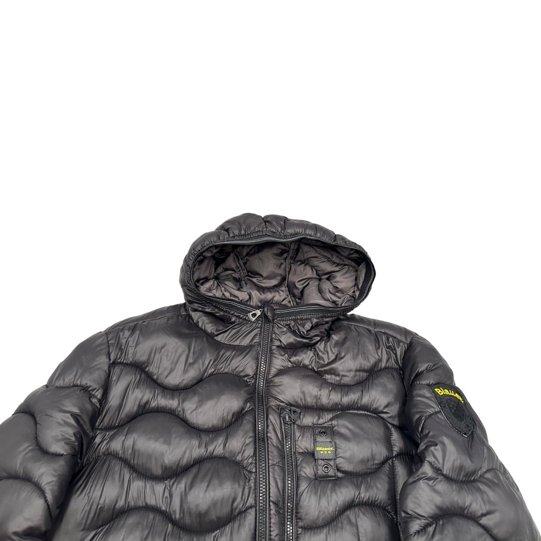 Giubbino Blauer nero in 100% nylon con doppia chiusura a zip e cappuccio.