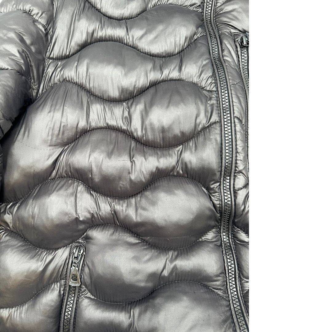 Difetto di un giubbino Blauer nero in 100% nylon con doppia chiusura a zip e cappuccio.