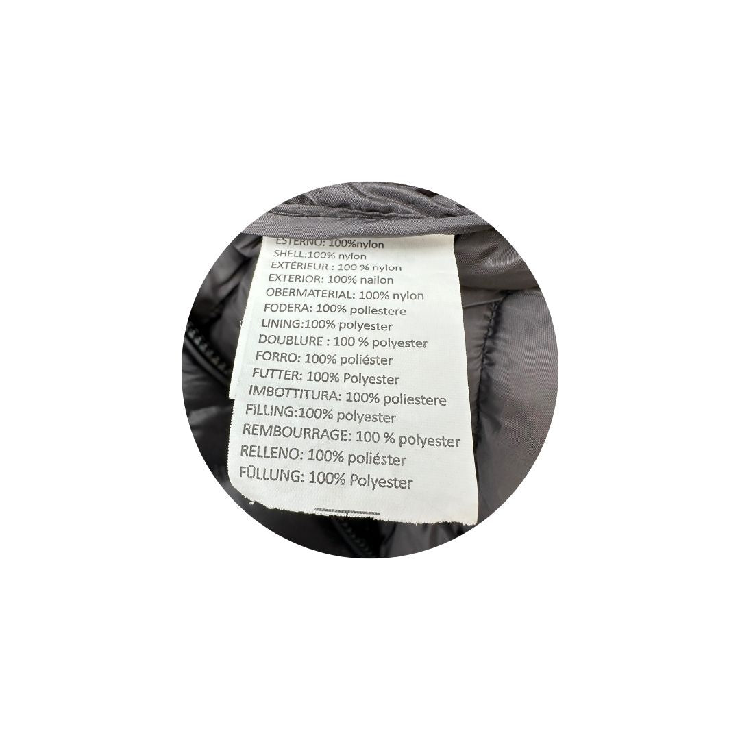 Etichetta Giubbino Blauer nero in 100% nylon con doppia chiusura a zip e cappuccio.