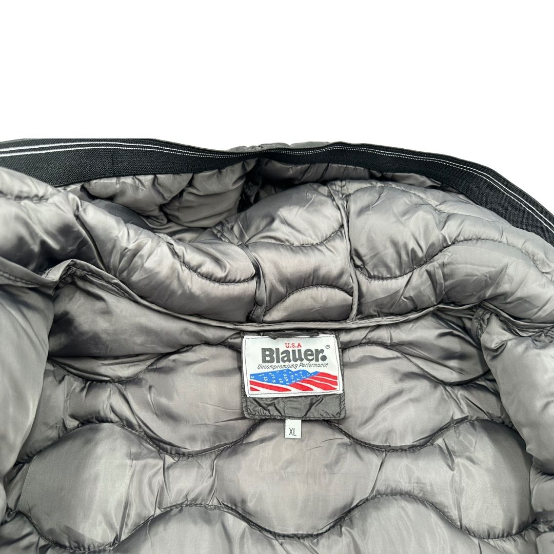 Interno di un giubbino Blauer nero in 100% nylon con doppia chiusura a zip e cappuccio.