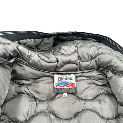 Interno di un giubbino Blauer nero in 100% nylon con doppia chiusura a zip e cappuccio.