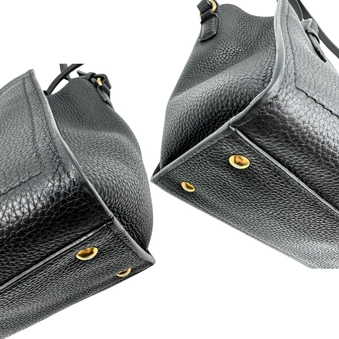 angoli della Borsa Salvatore Ferragamo in pelle nera con parti metalliche dorate; munita di doppi manici e una tracolla, da portare a mano o a tracolla. Completa di dustbag, di lusso, originale, ottime condizioni, usata.  