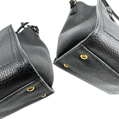 angoli della Borsa Salvatore Ferragamo in pelle nera con parti metalliche dorate; munita di doppi manici e una tracolla, da portare a mano o a tracolla. Completa di dustbag, di lusso, originale, ottime condizioni, usata.  