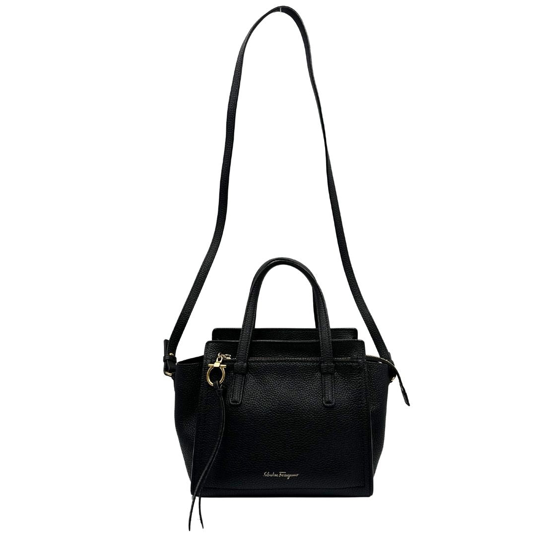 front della Borsa Salvatore Ferragamo in pelle nera con parti metalliche dorate; munita di doppi manici e una tracolla, da portare a mano o a tracolla. Completa di dustbag, di lusso, originale, ottime condizioni, usata. 