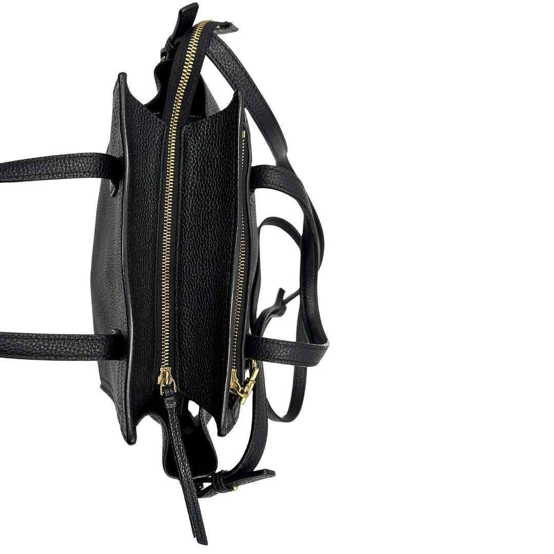 chiusura della Borsa Salvatore Ferragamo in pelle nera con parti metalliche dorate; munita di doppi manici e una tracolla, da portare a mano o a tracolla. Completa di dustbag, di lusso, originale, ottime condizioni, usata.  