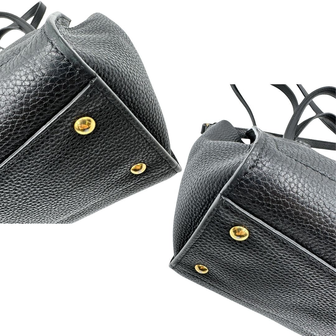 angoli della Borsa Salvatore Ferragamo in pelle nera con parti metalliche dorate; munita di doppi manici e una tracolla, da portare a mano o a tracolla. Completa di dustbag, di lusso, originale, ottime condizioni, usata.  