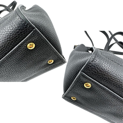 angoli della Borsa Salvatore Ferragamo in pelle nera con parti metalliche dorate; munita di doppi manici e una tracolla, da portare a mano o a tracolla. Completa di dustbag, di lusso, originale, ottime condizioni, usata.  