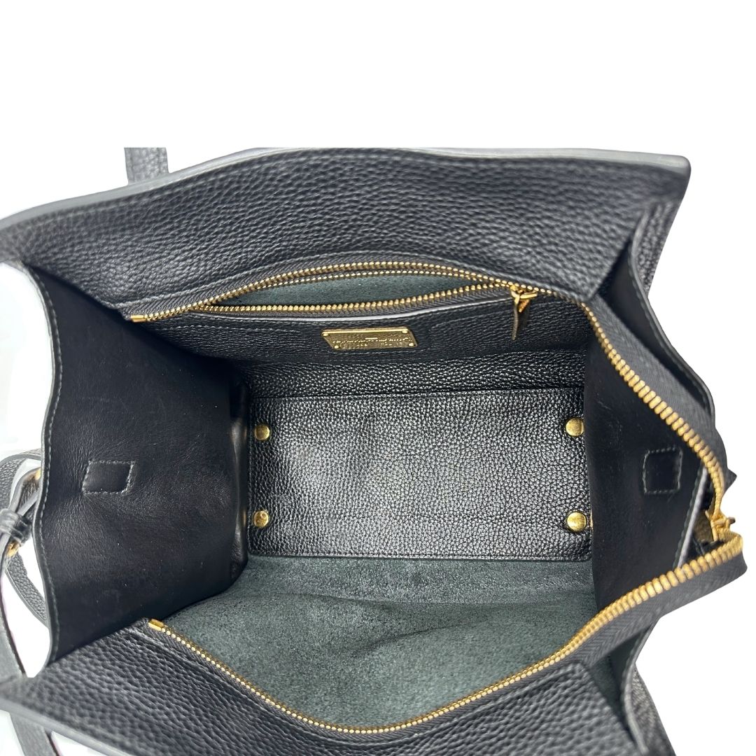 interno della Borsa Salvatore Ferragamo in pelle nera con parti metalliche dorate; munita di doppi manici e una tracolla, da portare a mano o a tracolla. Completa di dustbag, di lusso, originale, ottime condizioni, usata. 