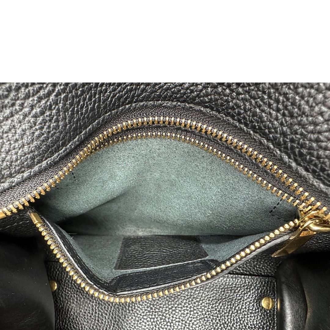 interno della Borsa Salvatore Ferragamo in pelle nera con parti metalliche dorate; munita di doppi manici e una tracolla, da portare a mano o a tracolla. Completa di dustbag, di lusso, originale, ottime condizioni, usata. 