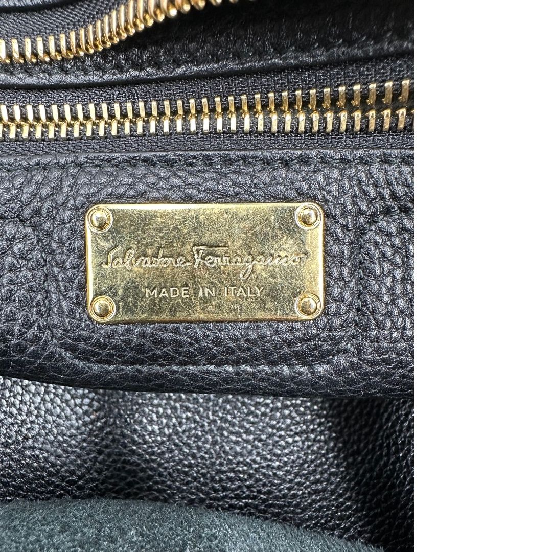 interno della Borsa Salvatore Ferragamo in pelle nera con parti metalliche dorate; munita di doppi manici e una tracolla, da portare a mano o a tracolla. Completa di dustbag, di lusso, originale, ottime condizioni, usata. 