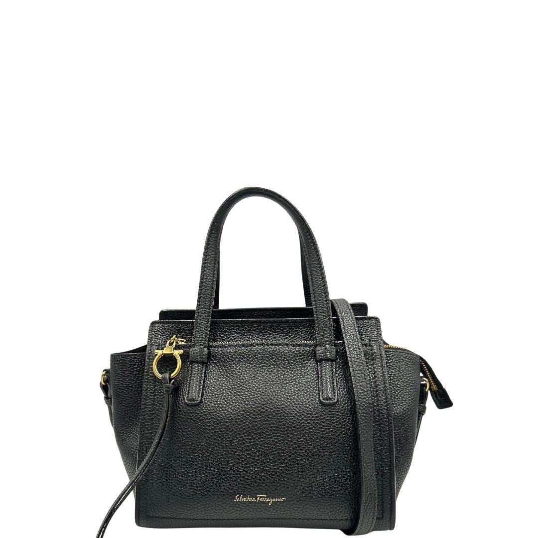 front della Borsa Salvatore Ferragamo in pelle nera con parti metalliche dorate; munita di doppi manici e una tracolla, da portare a mano o a tracolla. Completa di dustbag, di lusso, originale, ottime condizioni, usata. 
