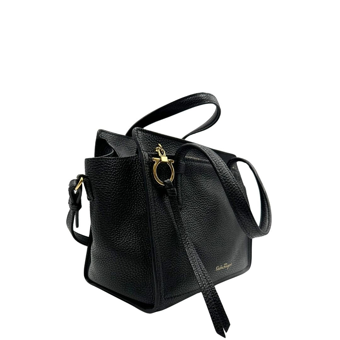 lato della Borsa Salvatore Ferragamo in pelle nera con parti metalliche dorate; munita di doppi manici e una tracolla, da portare a mano o a tracolla. Completa di dustbag, di lusso, originale, ottime condizioni, usata.  