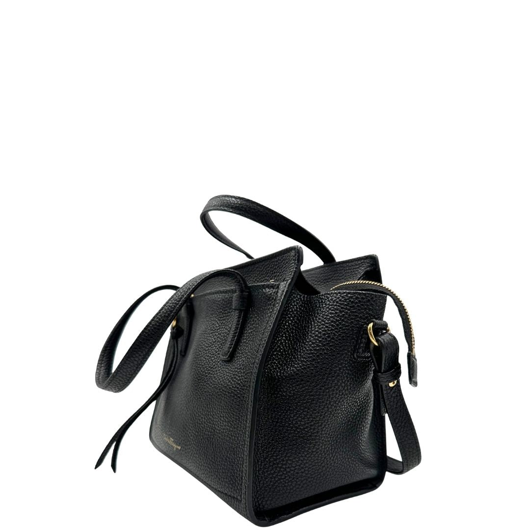 lato della Borsa Salvatore Ferragamo in pelle nera con parti metalliche dorate; munita di doppi manici e una tracolla, da portare a mano o a tracolla. Completa di dustbag, di lusso, originale, ottime condizioni, usata.  