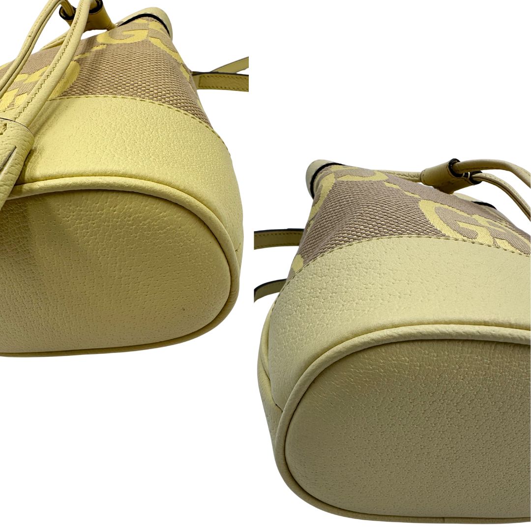 angoli Borsa Gucci in tessuto con monogram Jumbo, finiture in pelle color lime e parti metalliche dorate; munita di una tracolla regolabile. Completa di corredo, di lusso, originale, ottime condizioni, usata. 