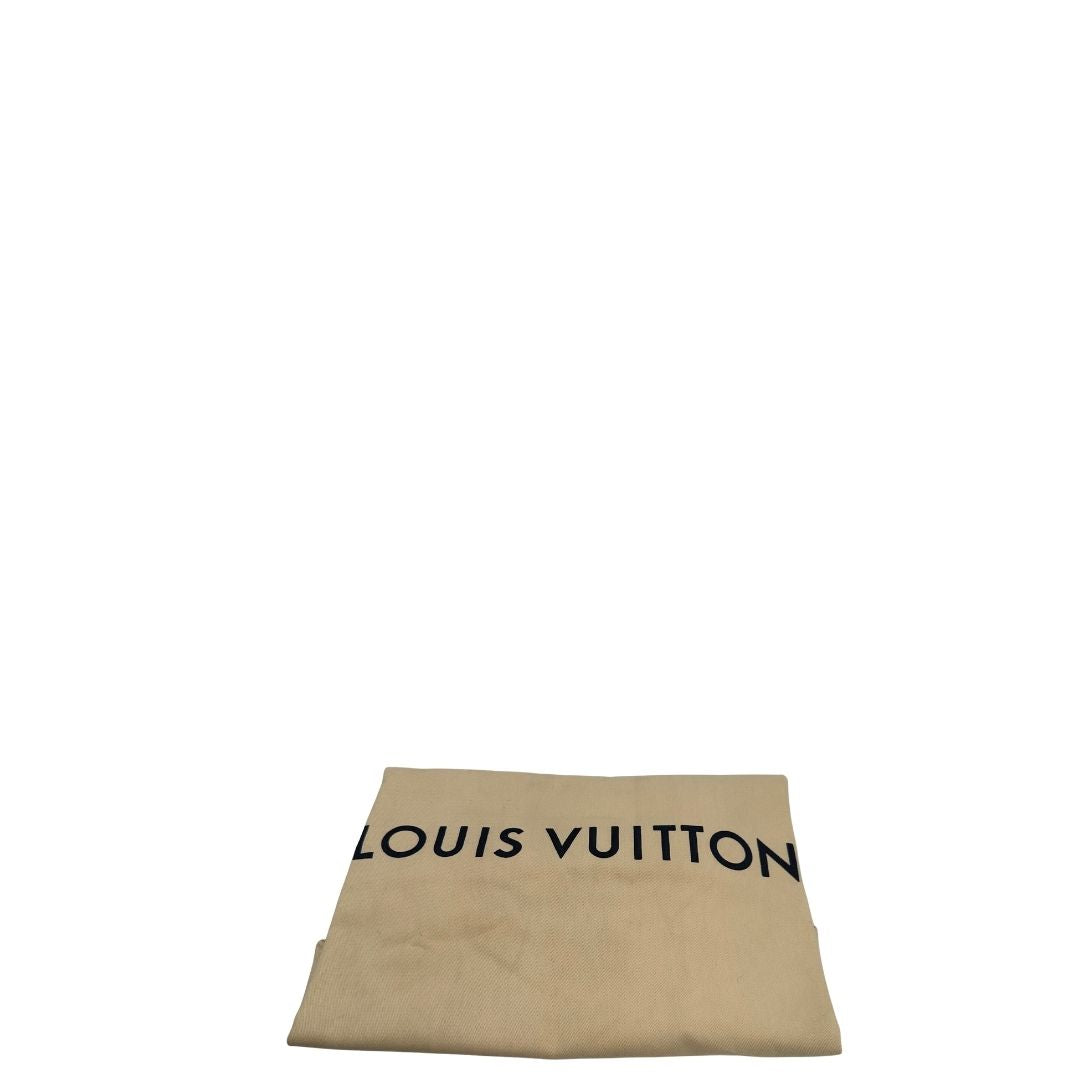 dustbag Borsa Louis Vuitton in pelle verniciata monogram color amaranto con parti metalliche dorate, rifinita in vacchetta naturale; munita di doppi manici e un manico amovibile e regolabile. Completa di dustbag, di lusso, originale, ottime condizioni, usata. 