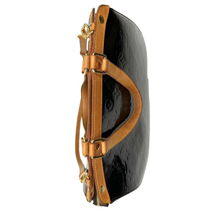 Borsa Louis Vuitton in pelle verniciata monogram color amaranto con parti metalliche dorate, rifinita in vacchetta naturale; munita di doppi manici e un manico amovibile e regolabile. Completa di dustbag, di lusso, originale, ottime condizioni, usata. 