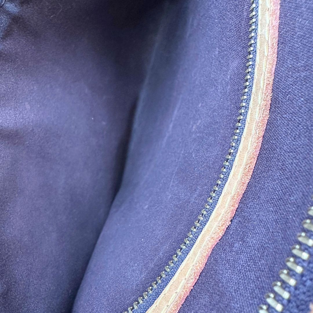 interno Borsa Louis Vuitton in pelle verniciata monogram color amaranto con parti metalliche dorate, rifinita in vacchetta naturale; munita di doppi manici e un manico amovibile e regolabile. Completa di dustbag, di lusso, originale, ottime condizioni, usata. 