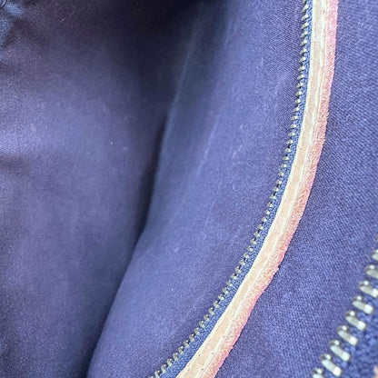 interno Borsa Louis Vuitton in pelle verniciata monogram color amaranto con parti metalliche dorate, rifinita in vacchetta naturale; munita di doppi manici e un manico amovibile e regolabile. Completa di dustbag, di lusso, originale, ottime condizioni, usata. 