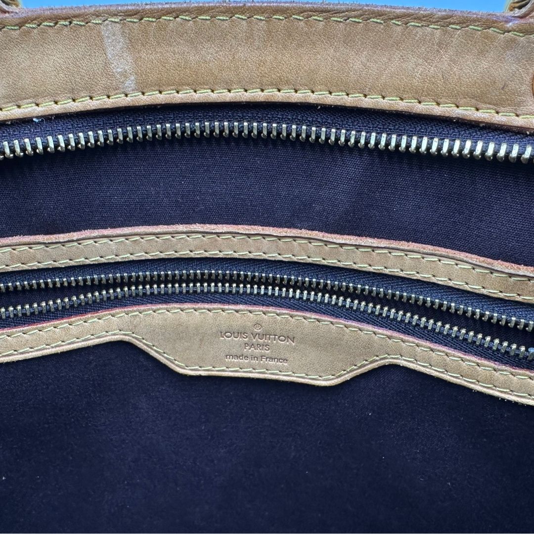 interno Borsa Louis Vuitton in pelle verniciata monogram color amaranto con parti metalliche dorate, rifinita in vacchetta naturale; munita di doppi manici e un manico amovibile e regolabile. Completa di dustbag, di lusso, originale, ottime condizioni, usata. 