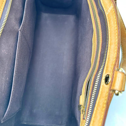 interno Borsa Louis Vuitton in pelle verniciata monogram color amaranto con parti metalliche dorate, rifinita in vacchetta naturale; munita di doppi manici e un manico amovibile e regolabile. Completa di dustbag, di lusso, originale, ottime condizioni, usata. 