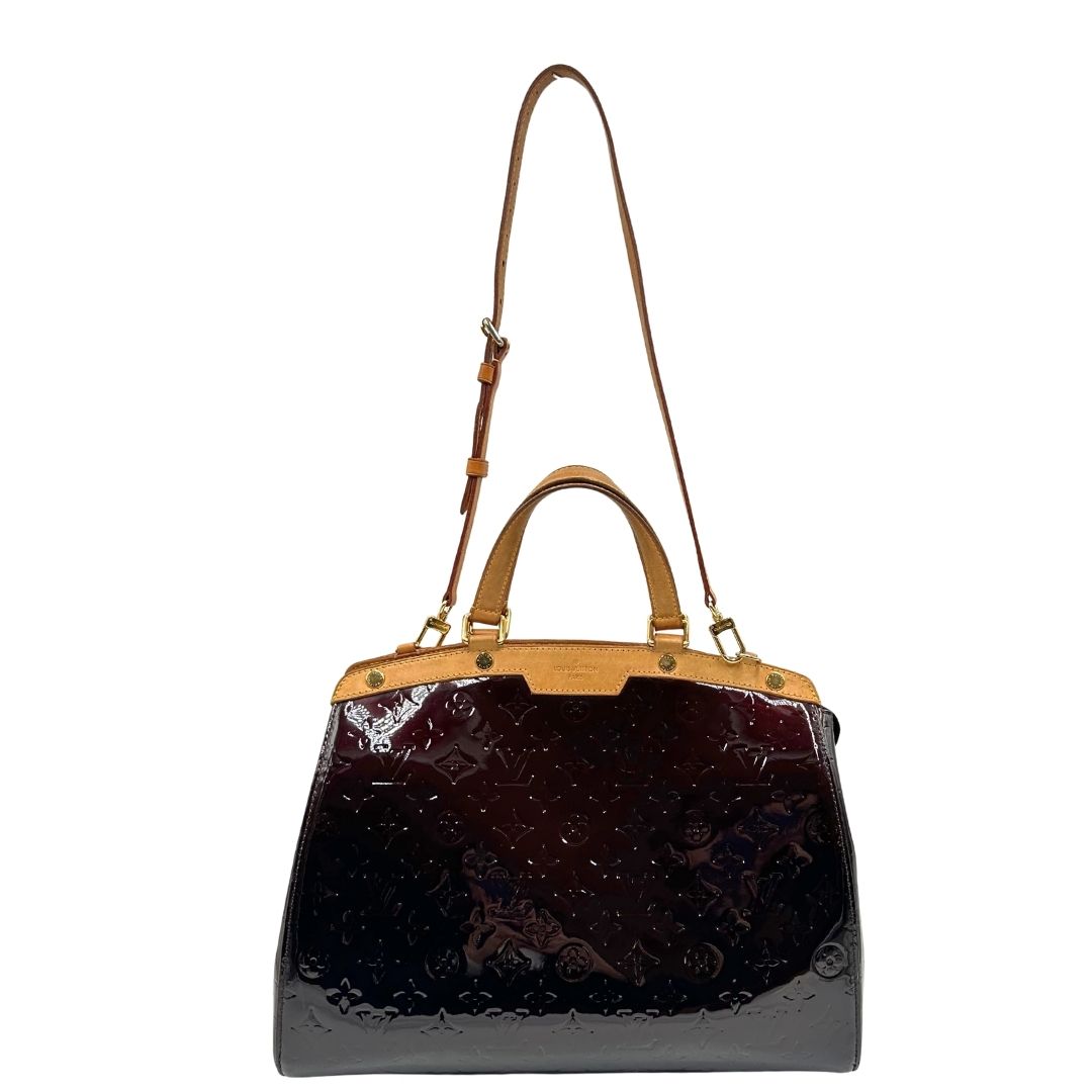 front Borsa Louis Vuitton in pelle verniciata monogram color amaranto con parti metalliche dorate, rifinita in vacchetta naturale; munita di doppi manici e un manico amovibile e regolabile. Completa di dustbag, di lusso, originale, ottime condizioni, usata. 