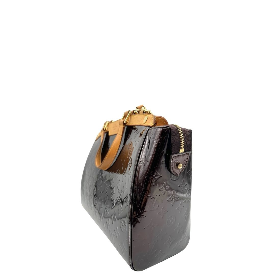 lato Borsa Louis Vuitton in pelle verniciata monogram color amaranto con parti metalliche dorate, rifinita in vacchetta naturale; munita di doppi manici e un manico amovibile e regolabile. Completa di dustbag, di lusso, originale, ottime condizioni, usata. 