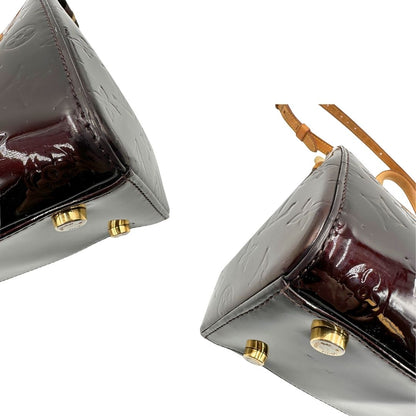 angoli Borsa Louis Vuitton in pelle verniciata monogram color amaranto con parti metalliche dorate, rifinita in vacchetta naturale; munita di doppi manici e un manico amovibile e regolabile. Completa di dustbag, di lusso, originale, ottime condizioni, usata. 