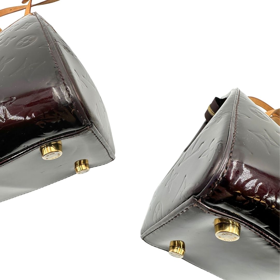 angoli Borsa Louis Vuitton in pelle verniciata monogram color amaranto con parti metalliche dorate, rifinita in vacchetta naturale; munita di doppi manici e un manico amovibile e regolabile. Completa di dustbag, di lusso, originale, ottime condizioni, usata. 