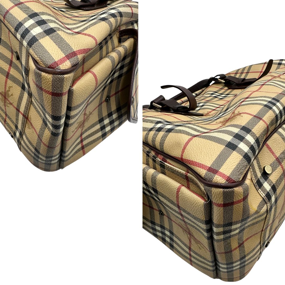 Angoli di un borsone Burberry in canvas trama tartan con finiture in pelle marrone testa di moro e parti metalliche dorate; munito di doppi manici stondati e una tracolla amovibile e regolabile.