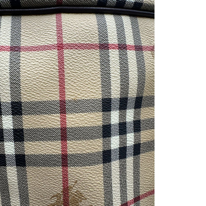 Alone sul canvas di un borsone Burberry in canvas trama tartan con finiture in pelle marrone testa di moro e parti metalliche dorate; munito di doppi manici stondati e una tracolla amovibile e regolabile.