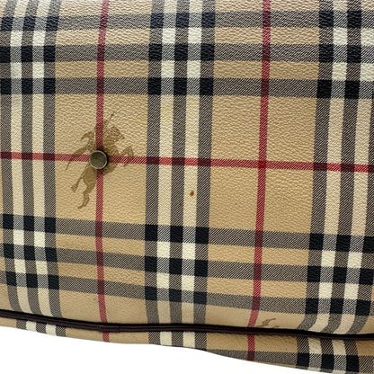 Alone sul canvas di un borsone Burberry in canvas trama tartan con finiture in pelle marrone testa di moro e parti metalliche dorate; munito di doppi manici stondati e una tracolla amovibile e regolabile.