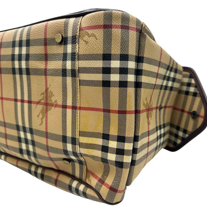 Alone sul canvas di un borsone Burberry in canvas trama tartan con finiture in pelle marrone testa di moro e parti metalliche dorate; munito di doppi manici stondati e una tracolla amovibile e regolabile.