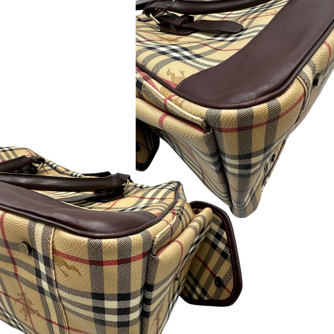 Angoli di un borsone Burberry in canvas trama tartan con finiture in pelle marrone testa di moro e parti metalliche dorate; munito di doppi manici stondati e una tracolla amovibile e regolabile.