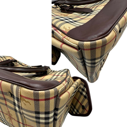 Angoli di un borsone Burberry in canvas trama tartan con finiture in pelle marrone testa di moro e parti metalliche dorate; munito di doppi manici stondati e una tracolla amovibile e regolabile.