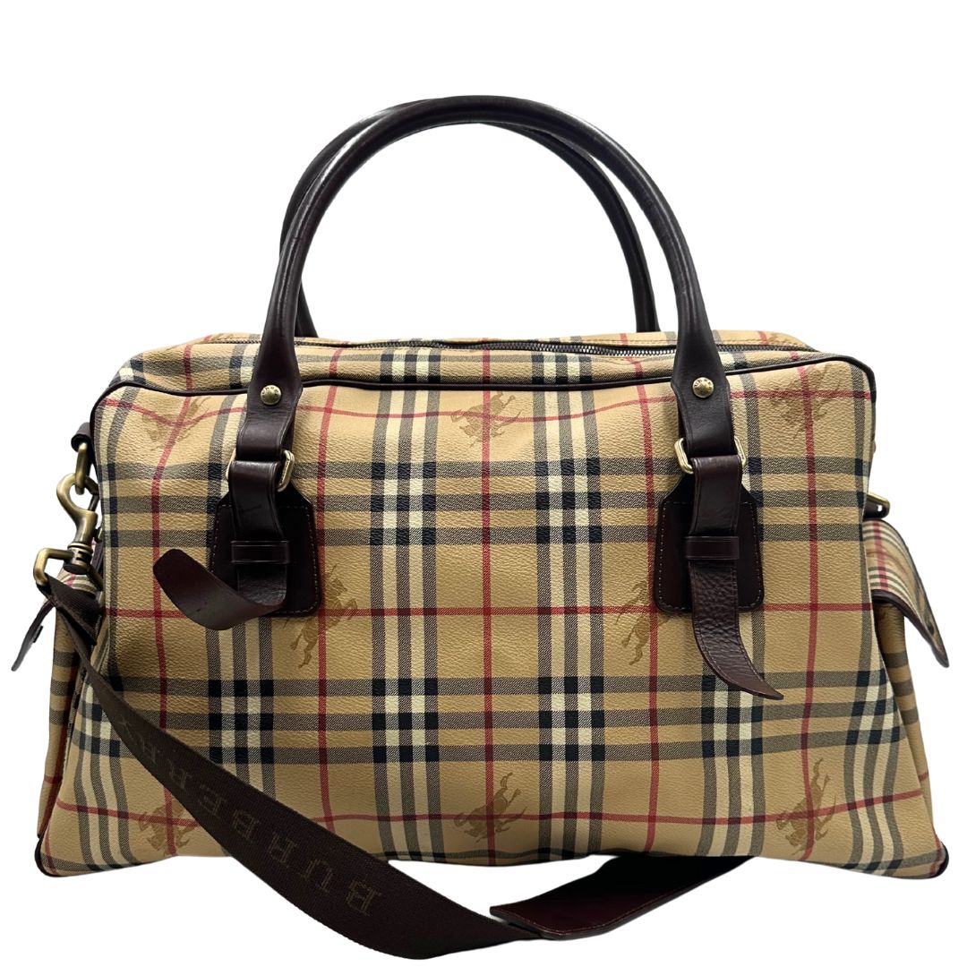 Retro di un borsone Burberry in canvas trama tartan con finiture in pelle marrone testa di moro e parti metalliche dorate; munito di doppi manici stondati e una tracolla amovibile e regolabile.