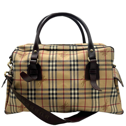 Retro di un borsone Burberry in canvas trama tartan con finiture in pelle marrone testa di moro e parti metalliche dorate; munito di doppi manici stondati e una tracolla amovibile e regolabile.