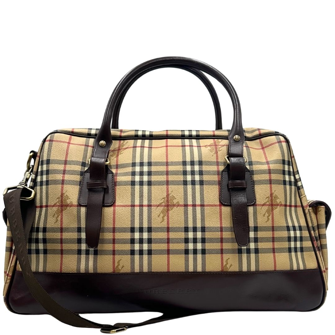 Front di un borsone Burberry in canvas trama tartan con finiture in pelle marrone testa di moro e parti metalliche dorate; munito di doppi manici stondati e una tracolla amovibile e regolabile.