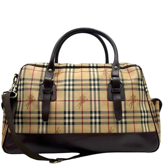 Front di un borsone Burberry in canvas trama tartan con finiture in pelle marrone testa di moro e parti metalliche dorate; munito di doppi manici stondati e una tracolla amovibile e regolabile.